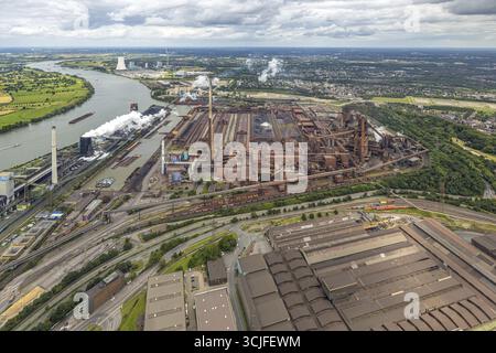 Luftansicht, Duisburg-Nord, Werk der Thyssen Krupp Steel Europe AG am Rhein, Werkshafen Schwelgern, Marxloh, Duisburg, Ruhrgebiet, Nord Rechts Stockfoto