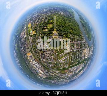 Aus der Vogelperspektive, Benrath Palace mit Schlossteich und Schlosspark, Benrath Palace Orangerie und länglichem Spiegelteich, Globus, Fischaugenbild, Fischaugenbild, Stockfoto