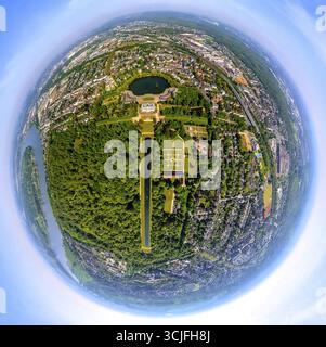 Aus der Vogelperspektive, Benrath Palace mit Schlossteich und Schlosspark, Benrath Palace Orangerie und länglichem Spiegelteich, Globus, Fischaugenbild, Fischaugenbild, Stockfoto