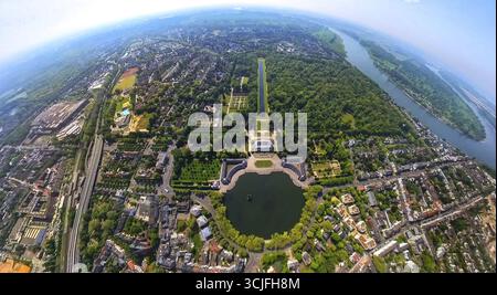 Aus der Vogelperspektive, Benrath Palace mit Schlossteich und Schlosspark, Benrath Palace Orangerie und länglichem Spiegelteich, Globus, Fischaugenbild, Fischaugenbild, Stockfoto