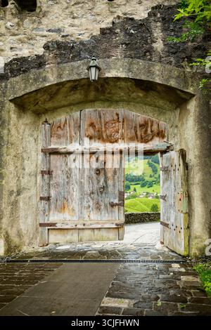 Gutenberg-Schlosshof mit Holztüren, die zur Landschaft, Balzers, Liechtenstein führen Stockfoto