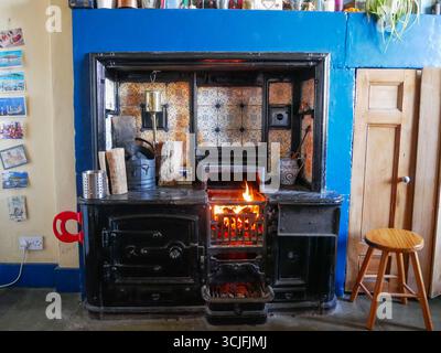 Alter schwarzer Aga-Herd in einem alten Haus. Stockfoto