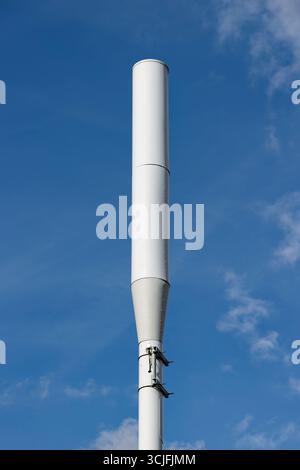 5G-Mobilfunkmast mit Sonnenschein und blauem Himmel in Radcliffe Greater manchester uk Stockfoto