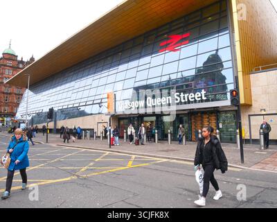 Eingang zum Bahnhof Glasgow Queen Street in der Innenstadt von Glasgow, Schottland. Stockfoto