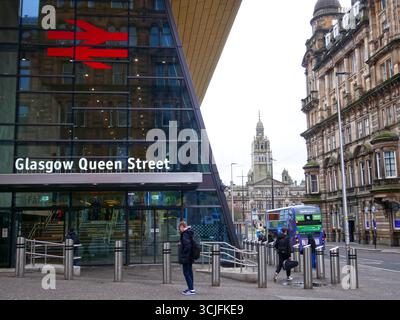 Eingang zum Bahnhof Glasgow Queen Street in der Innenstadt von Glasgow, Schottland. Stockfoto