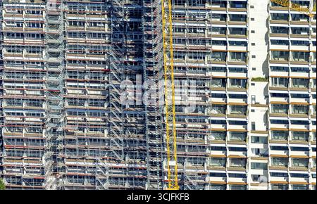 Blick aus der Vogelperspektive, Wohnblock Hannibal II, Gerüste für Renovierung und Renovierung, Vogelpothsweg, Dorstfeld, Dortmund, Ruhrgebiet, Deutschland, archit Stockfoto