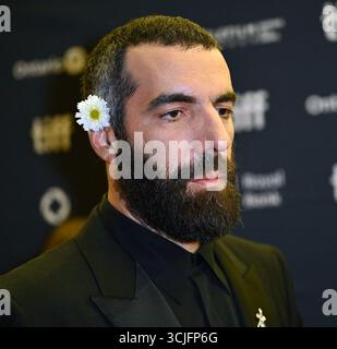 Toronto, Kanada. September 2025. Regisseur Romain Gavras nimmt am Samstag, den 6. September 2025, am Princess of Wales Theatre in Toronto, Kanada, an der Weltpremiere von „Opfergabe“ beim Toronto International Film Festival Teil. Das Festival feiert seinen 50. Meilenstein in diesem Jahr und präsentiert 291 Filme aus aller Welt. Foto: Chris Chew/UPI Credit: UPI/Alamy Live News Stockfoto
