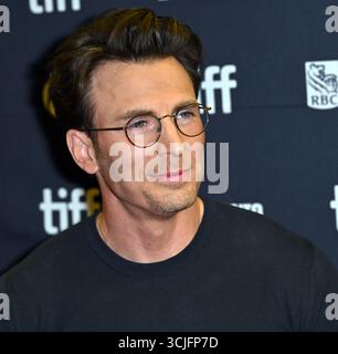 Toronto, Kanada. September 2025. Chris Evans nimmt am Samstag, 6. September 2025, am Princess of Wales Theatre in Toronto, Kanada, an der Weltpremiere von „Opfergabe“ beim Toronto International Film Festival Teil. Das Festival feiert seinen 50. Meilenstein in diesem Jahr und präsentiert 291 Filme aus aller Welt. Foto: Chris Chew/UPI Credit: UPI/Alamy Live News Stockfoto