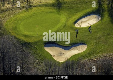 Luftsicht, Golfplatz Golfclub Castrop-Rauxel e.V. in Frohlinde, sandgefüllter Bunker, Bunkerbereich in Herzform, Baumreihe auf der Wiese, Golf g Stockfoto