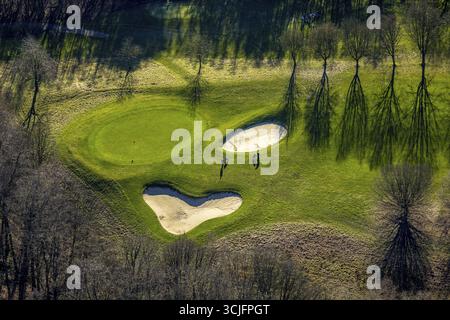 Luftsicht, Golfplatz Golfclub Castrop-Rauxel e.V. in Frohlinde, sandgefüllter Bunker, Bunkerbereich in Herzform, Baumreihe auf der Wiese, Golf g Stockfoto