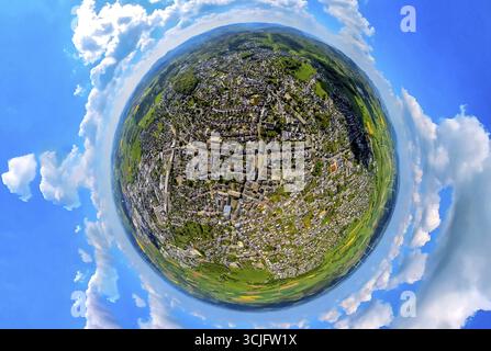 Aus der Vogelperspektive, Stadtzentrum mit Marktplatz und Rathaus, St. Peter und St. Andrew's Catholic Church, Brilon Town Residence, Globus, Fisheye im Stockfoto