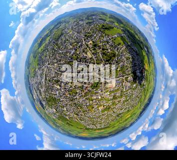 Aus der Vogelperspektive, Stadtzentrum mit Marktplatz und Rathaus, St. Peter und St. Andrew's Catholic Church, Brilon Town Residence, Globus, Fisheye im Stockfoto