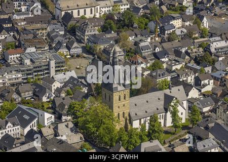 Blick aus der Vogelperspektive, Stadtzentrum, katholische Kirche St. Peter und Andreas mit Blick auf den Marktplatz und Restaurant im Freien, Fachwerkhäuser mit Erholung Stockfoto