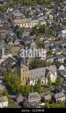 Blick aus der Vogelperspektive, Stadtzentrum, katholische Kirche St. Peter und Andreas mit Blick auf den Marktplatz und Restaurant im Freien, Fachwerkhäuser mit Erholung Stockfoto