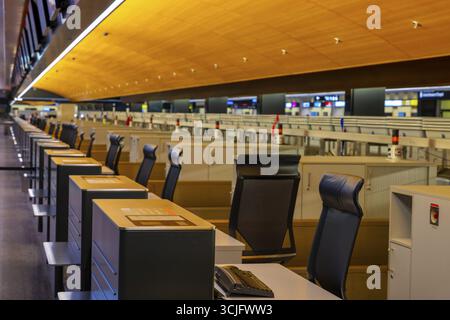 Beleuchteter und leerer Flughafen Check-in-Schalter am Flughafen Zürich bei Nacht im Flughafen Kloten, Zürich, Kanton Zürich, Schweiz Stockfoto