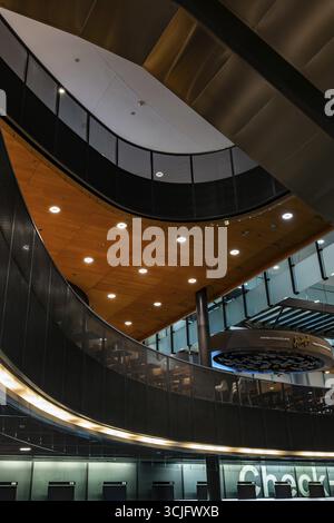 Im beleuchteten Flughafen Zürich bei Nacht in Kloten, Zürich, Kanton Zürich, Schweiz Stockfoto