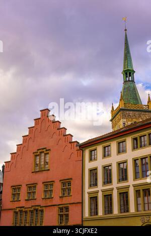 Stadt â€‹ â€‹ Halle und Theater und Kirchturm in der Altstadt mit Wolken an einem sonnigen Herbsttag in der Stadt Biel, Bienne, Kanton Bern, Schweiz Stockfoto