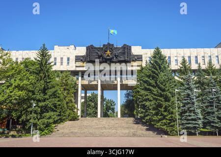 ALMATY, Kasachstan - Juli 10: Blick auf das Monument neben Military History Museum im Park Imeni - 28 Gardisten. Juli 2016 Stockfoto