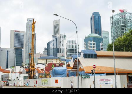 Singapur - APRIL 3: Baustelle mit Kran gegen Metropole mit Wolkenkratzern. Singapur, April 2016 Stockfoto