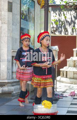 Chiang Mai, Thailand-Dez 2015: Tribal Mädchen in traditioneller Kleidung tanzen vor den Doi Suthep Tempel gekleidet Stockfoto