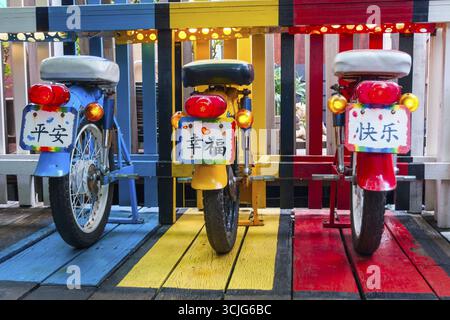 Drei Rücksitz des bemalten Motorräder, Penang, Malaysia Stockfoto