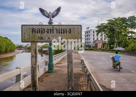 Krabi, Thailand - 29.September: Street Sign von Krabi und Motorrad vorbei auf einer Straße, Krabi Stockfoto