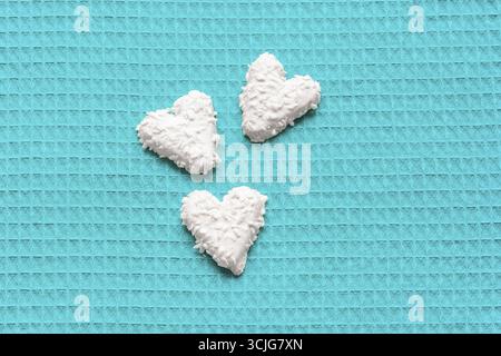 Schokoladen-Kokos-Kekse in Form von Herzen Stockfoto