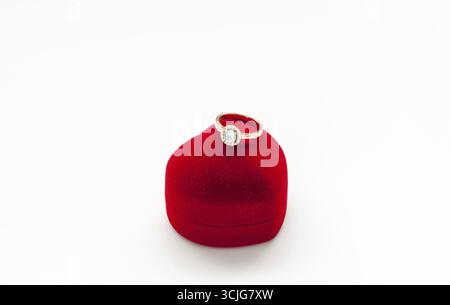 Gold Ring mit einem Diamanten auf dem Feld in Form von Herzen Stockfoto