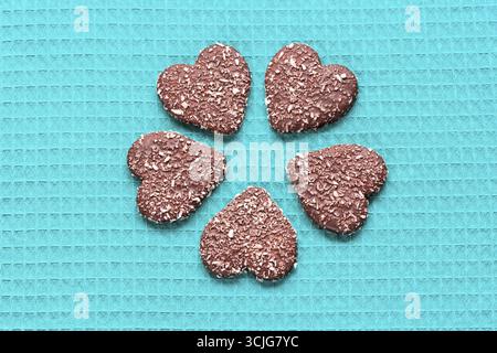 Schokoladen-Kokos-Kekse in Form von Herzen Stockfoto