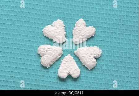 Schokoladen-Kokos-Kekse in Form von Herzen Stockfoto