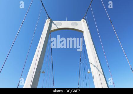 Stahlseile der Hängebrücke mit reinblauem Himmel Hintergrund Stockfoto