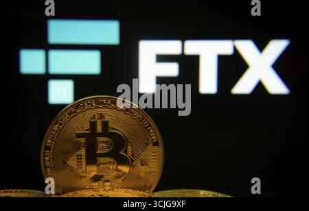 Dhaka, Bangladesch- 03. September 2025: Nahaufnahme von Bitcoin-Münzen mit dem FTX-Logo auf einem Bildschirm im Hintergrund Stockfoto