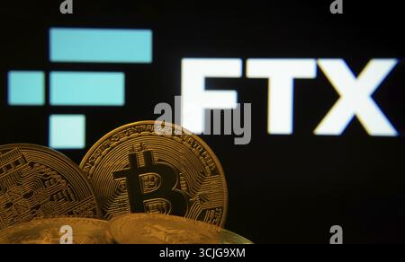 Dhaka, Bangladesch- 03. September 2025: Nahaufnahme von Bitcoin-Münzen mit dem FTX-Logo auf einem Bildschirm im Hintergrund Stockfoto