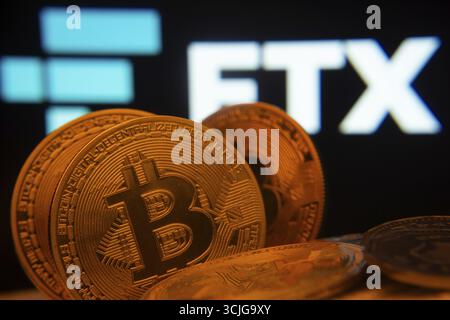 Dhaka, Bangladesch- 03. September 2025: Nahaufnahme von Bitcoin-Münzen mit dem FTX-Logo auf einem Bildschirm im Hintergrund Stockfoto