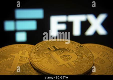 Dhaka, Bangladesch- 03. September 2025: Nahaufnahme von Bitcoin-Münzen mit dem FTX-Logo auf einem Bildschirm im Hintergrund Stockfoto
