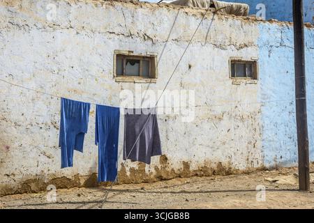 Blaue Wäsche trocknen draußen auf dem Seil, Turpan, Xinjiang China Stockfoto