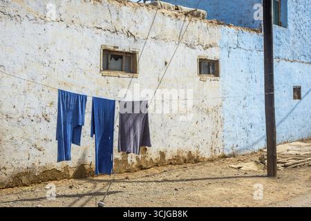 Blaue Wäsche trocknen draußen auf dem Seil, Turpan, Xinjiang China Stockfoto