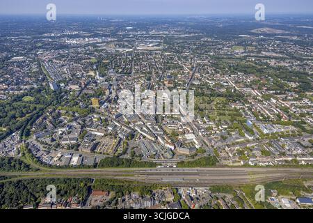 Blick aus der Vogelperspektive, Blick ins Stadtzentrum mit Hauptbahnhof, Wohnviertel und Überblick Altstadt mit Ringstraße und Altstadtfriedhof, links Protest Stockfoto