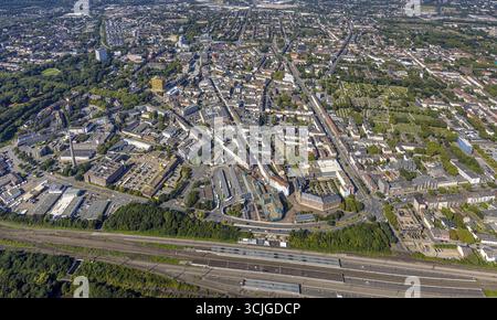 Blick aus der Vogelperspektive, Blick ins Stadtzentrum mit Hauptbahnhof, Wohnviertel und Überblick Altstadt mit Ringstraße und Altstadtfriedhof, links evangelisches KLI Stockfoto