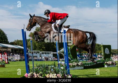 Stamford, Großbritannien. September 2025. Harry Meade und et Hop du Matz vertraten Großbritannien während der Springphase am 4. Tag der Defender Burghley Horse Trials 2025 auf dem Gelände von Burghley House in Stamford, Lincolnshire, England. Quelle: Jonathan Clarke/Alamy Live News Stockfoto