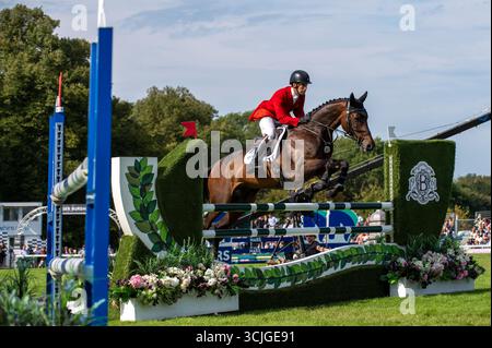 Stamford, Großbritannien. September 2025. Harry Meade und et Hop du Matz vertraten Großbritannien während der Springphase am 4. Tag der Defender Burghley Horse Trials 2025 auf dem Gelände von Burghley House in Stamford, Lincolnshire, England. Quelle: Jonathan Clarke/Alamy Live News Stockfoto