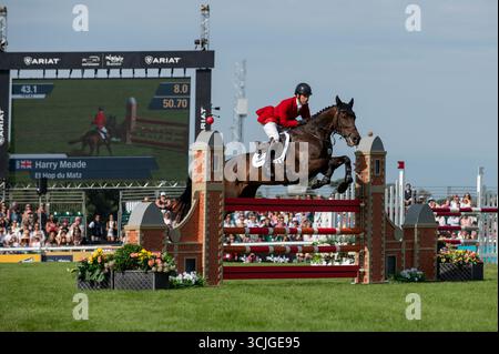 Stamford, Großbritannien. September 2025. Harry Meade und et Hop du Matz vertraten Großbritannien während der Springphase am 4. Tag der Defender Burghley Horse Trials 2025 auf dem Gelände von Burghley House in Stamford, Lincolnshire, England. Quelle: Jonathan Clarke/Alamy Live News Stockfoto