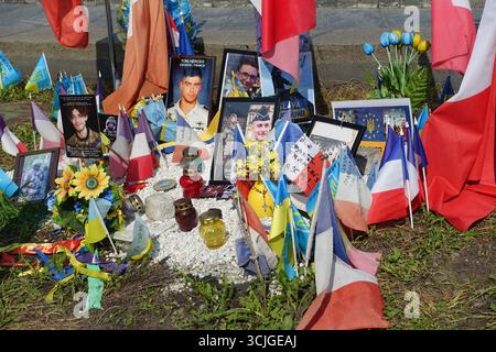 Auf dem Unabhängigkeitsplatz in Kiew, eine Hommage an französische Freiwillige, die an der ukrainischen Front getötet wurden Stockfoto