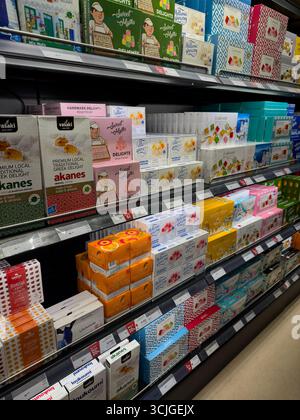 Rodos, Griechenland - 01.10.2024: Supermarkt gefüllt mit verschiedenen Snacks und Desserts in einem gut organisierten Supermarkt während der Tageszeit Stockfoto