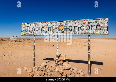 Tropic of Capricorn Straßenschild auf einer abgelegenen Strecke in Namibia Stockfoto