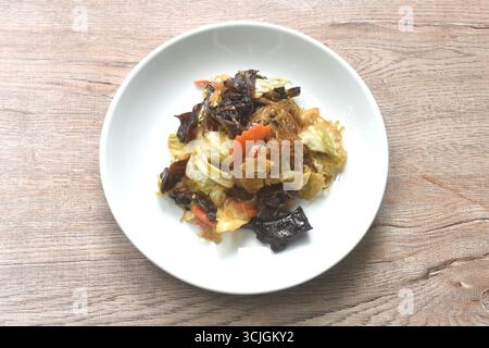 Gebratene Glasnudeln mit schwarzem Ohrpilz und Kohl in schwarzer Sojasauce auf Teller Stockfoto