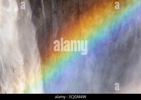 Regenbogenfarben aus Wasserfallspray, Stolz Stockfoto