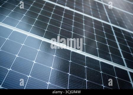 Solarpaneele für nachhaltige Energie aus Nahaufnahme, abstrakt und Hintergrund Stockfoto