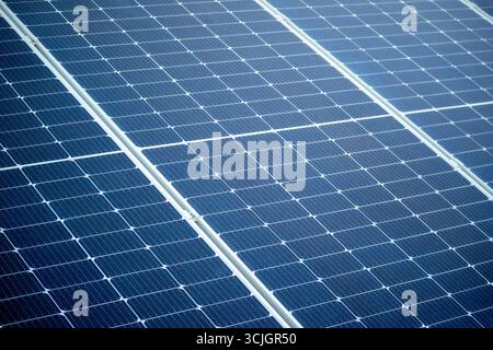 Solarpaneele für nachhaltige Energie aus Nahaufnahme, abstrakt und Hintergrund Stockfoto