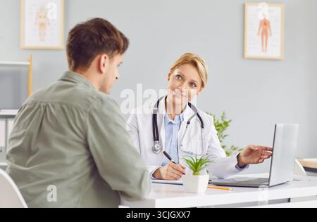 Junge Berufsärztin berät junge männliche Patientin, im Gespräch mit männlichen Klienten Stockfoto